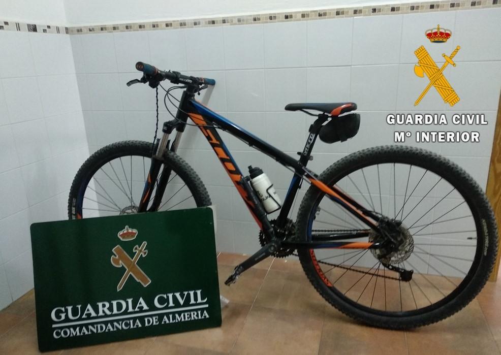 La Guardia Civil detiene a una persona por llevarse una bicicleta de montaña valorada en más de 500 euros de un garaje