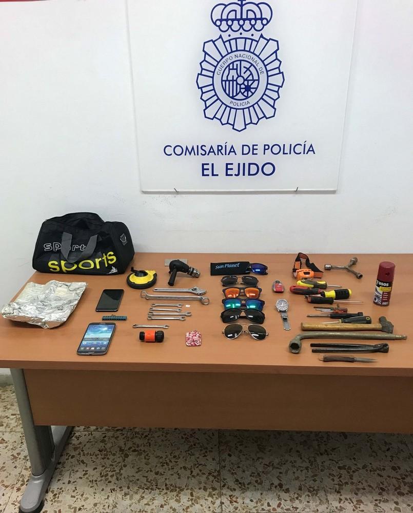 La Policía Nacional detiene in fraganti a un ladrón forzando la cerradura de una vivienda en El Ejido