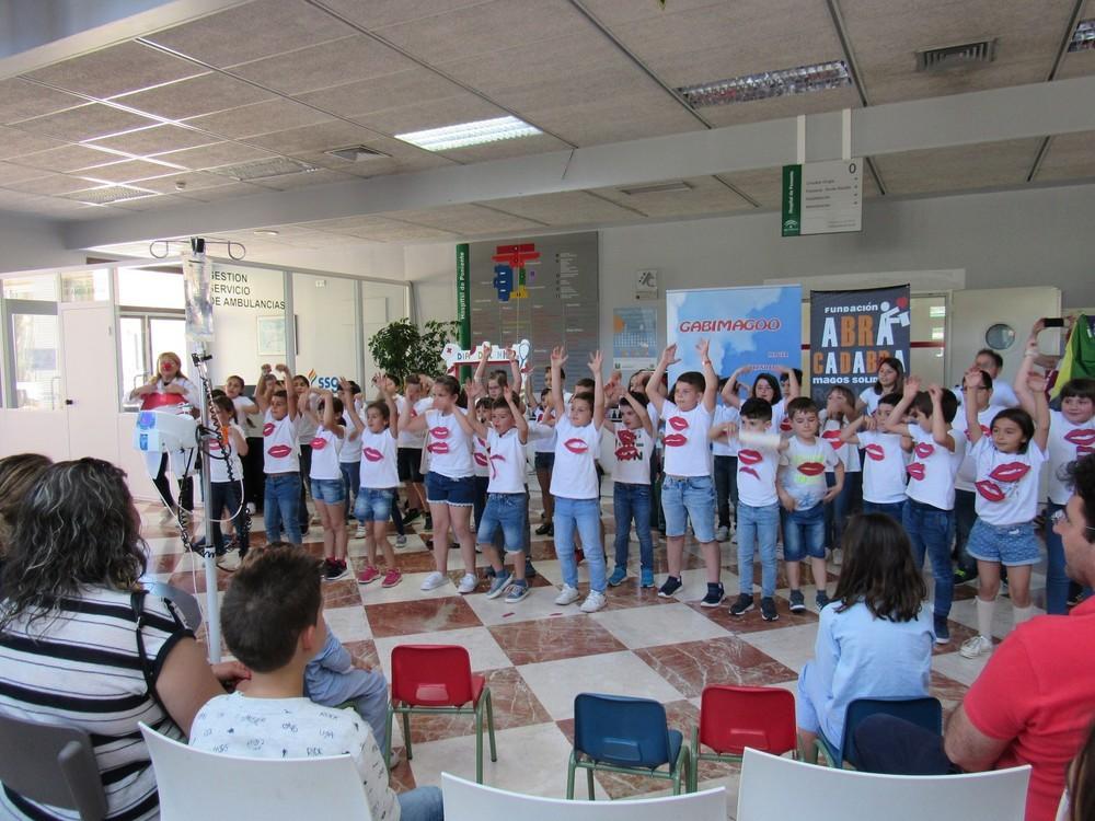 El Hospital de Poniente celebra el  Día del Niño Hospitalizado con un ‘lanzamiento de besos’