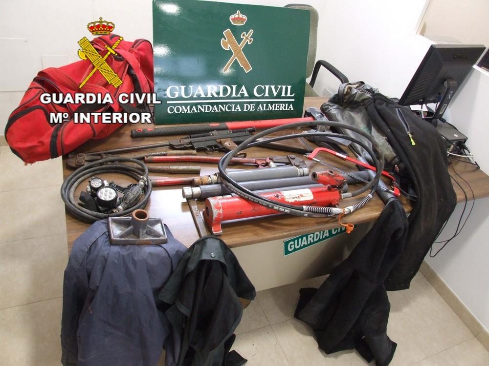 La Guardia Civil esclarece 5 robos con fuerza cometidos en naves industriales de Almería y Granada y detiene a tres personas
