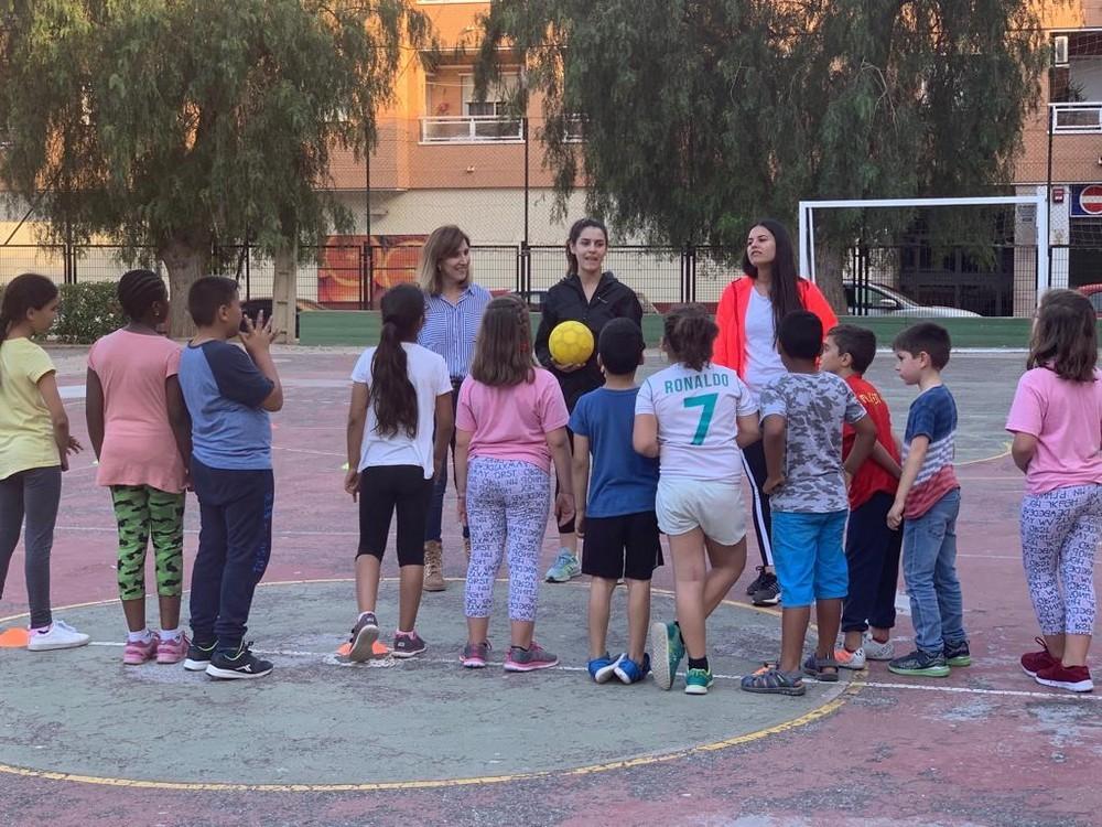 El programa ‘Patios Abiertos’ comienza a funcionar con más de 100 niños participando en las actividades lúdicas y didácticas