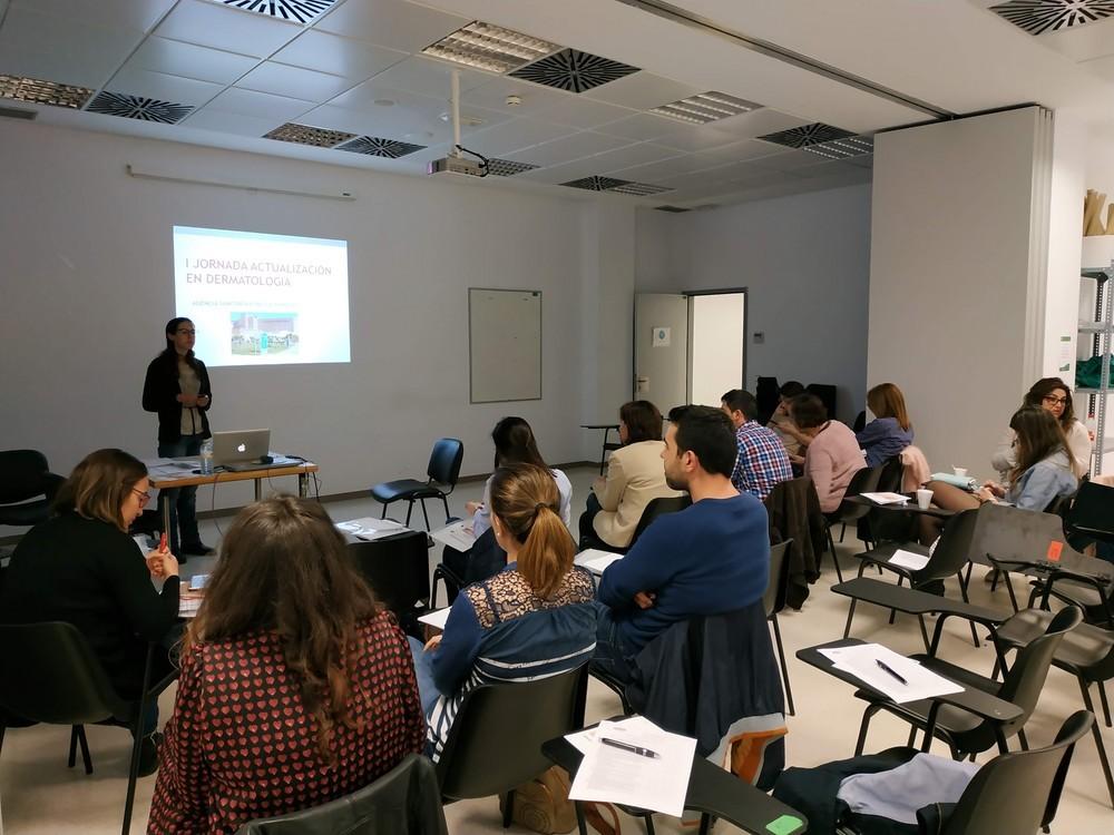 Médicos de familia amplían su formación en Dermatología en el Hospital del Poniente