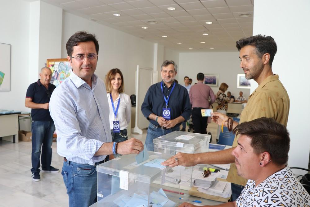 Francisco Góngora ejerce su derecho a voto con la “confianza en el trabajo hecho”
