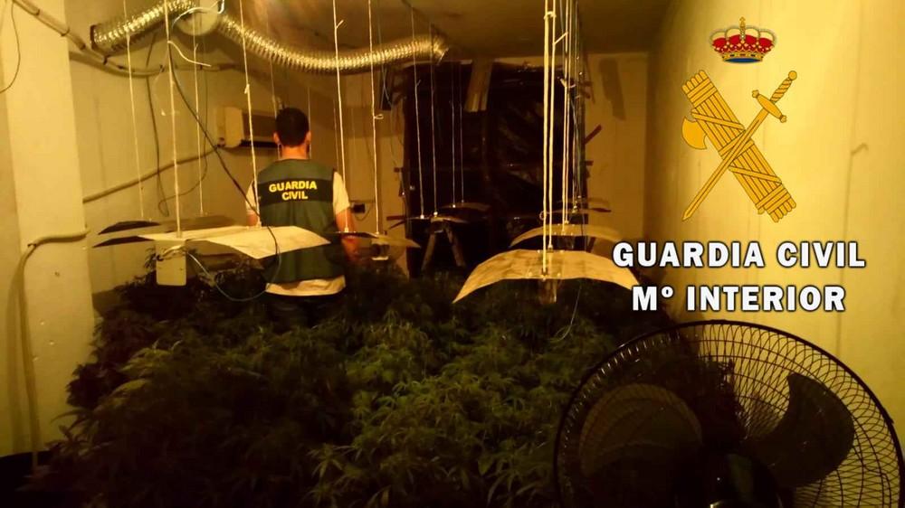 La Guardia Civil desmantela casi 200 enganches ilegales en 5 “narco pisos” en Roquetas de Mar durante la pasada semana