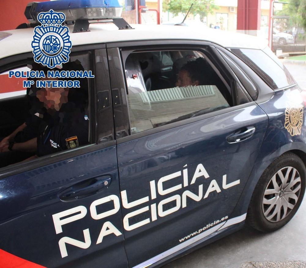 La Policía Nacional detiene una mujer que asestó varios cortes con un vaso a su compañera de trabajo