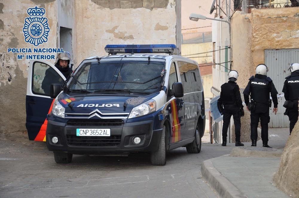 La Policía Nacional arresta en Almería a un varón que embistió repetidamente a un vehículo policial, para eludir su detención