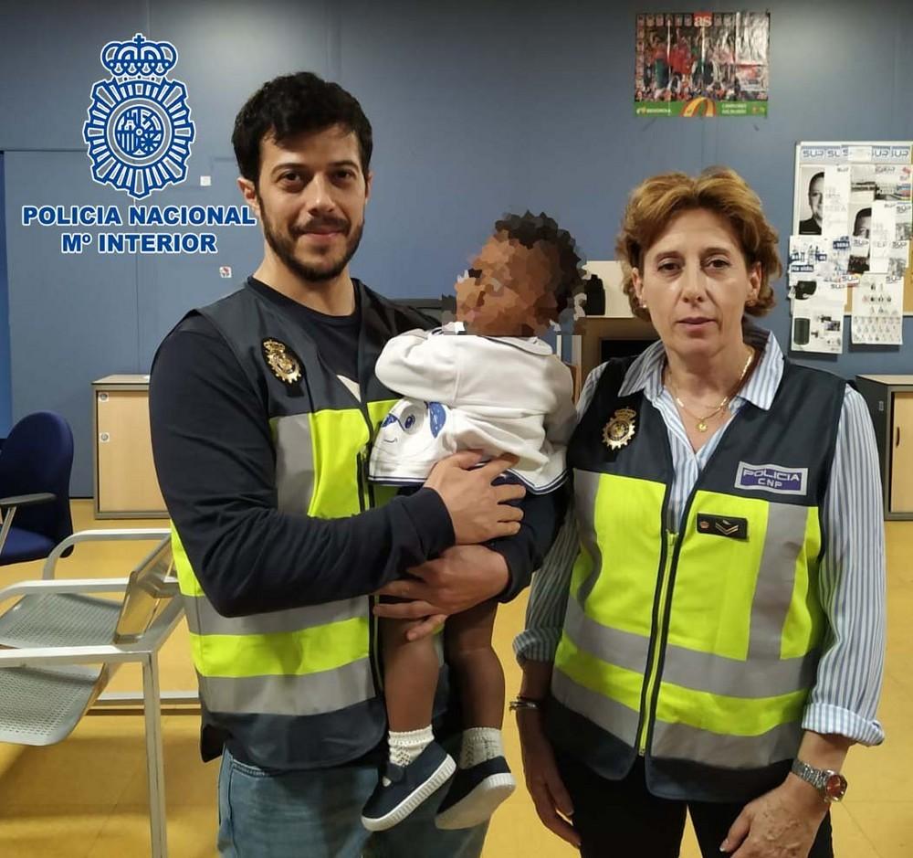 La Policía Nacional lleva a un menor de ocho meses con su abuela en Rumanía tras el rechazo y maltrato por parte de la madre