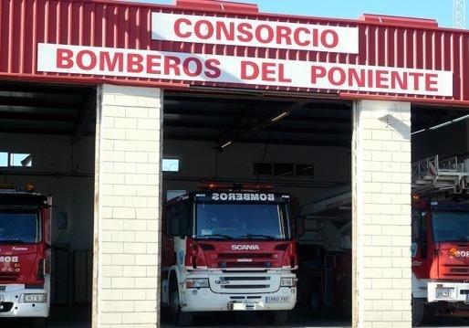 Una dotación de 20 bomberos trabajan en la extinción de un fuego en el Paraje del Corsario