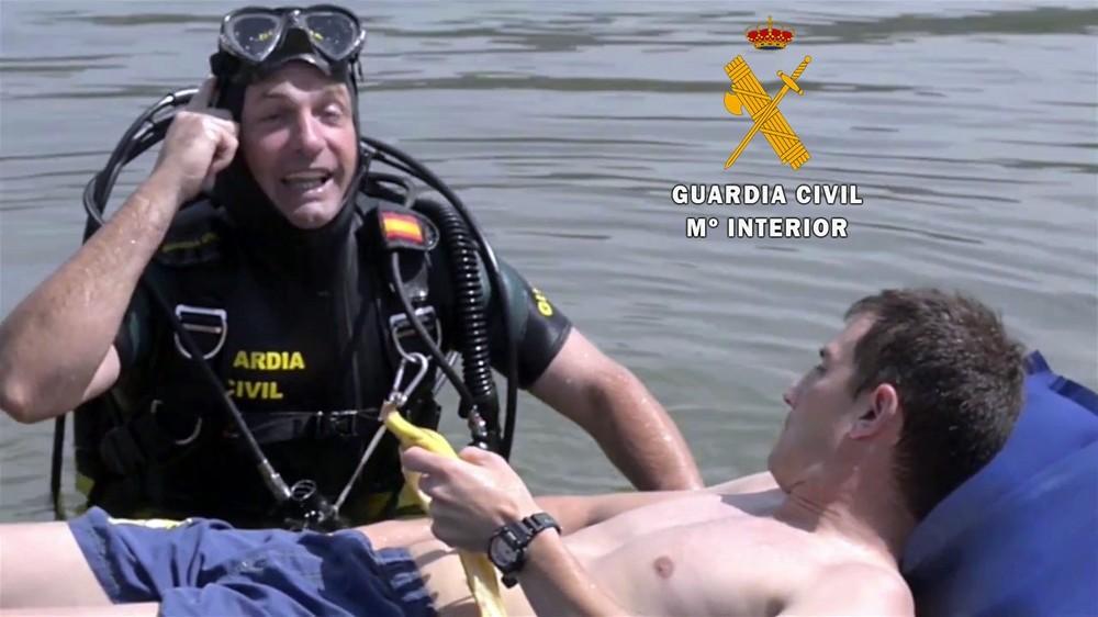 La Guardia Civil interviene una moto acuática implicada en un accidente en Roquetas de Mar