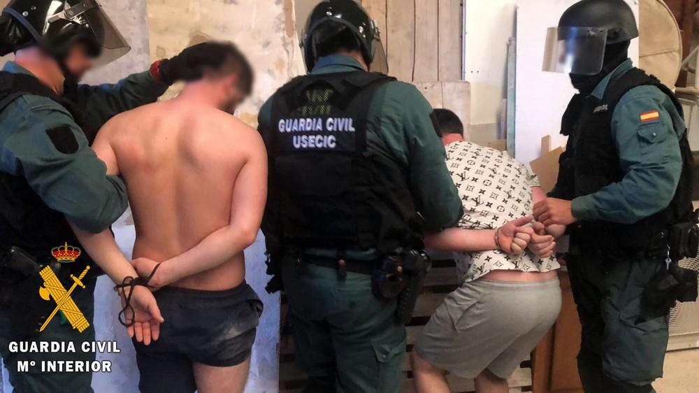 900 Plantas de marihuana y tres detenidos por la Guardia Civil de Almería en una plantación 'in door' domotizada en una nave de Adra