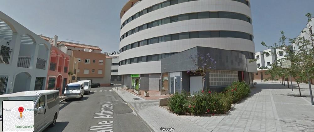 Un varón afectado por humo y un edificio desalojado por el incendio de un ático en El Ejido