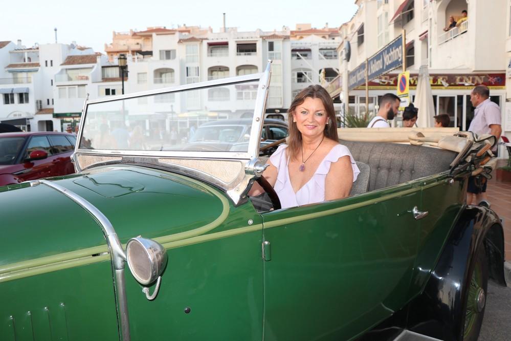 Las dársenas del Puerto de Almerimar viajan en el tiempo con la VIII Concentración de Coches Clásicos y Antiguos