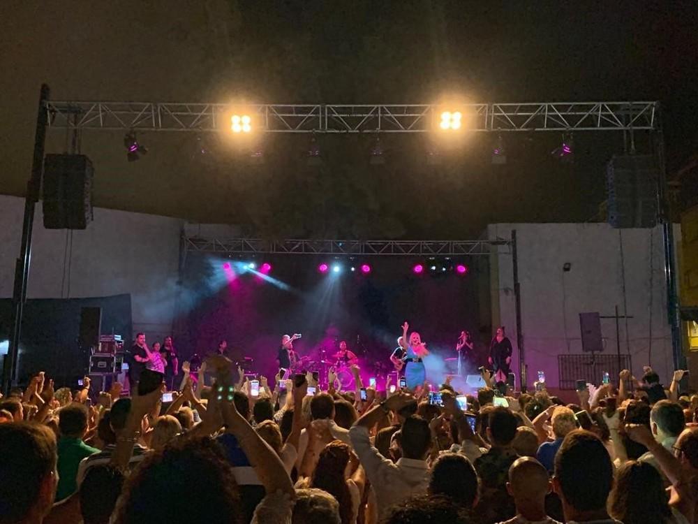 La Húngara llena el Polideportivo San Fernando de Adra con la presentación de su último álbum ‘Yo te esperaré’