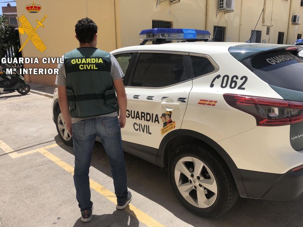 La Guardia Civil detiene a tres personas que robaron usando una cadena para agredir a su víctima