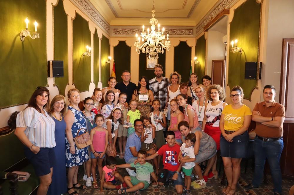 José Carlos Lupión recibe a la Academia de Baile de Esmeralda Fajardo tras su triunfo en Roma