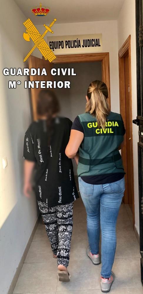 La Guardia Civil detiene en Almerimar a una persona que golpeó a la víctima para robar en el interior de su vivienda