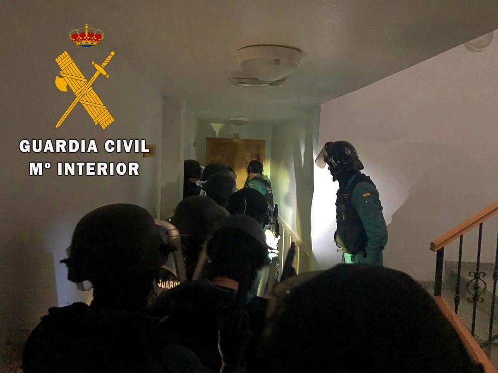 Seis enganches ilegales neutralizados, tres detenidos, un investigado y más de 1000 plantas en plantaciones “in door” en Berja