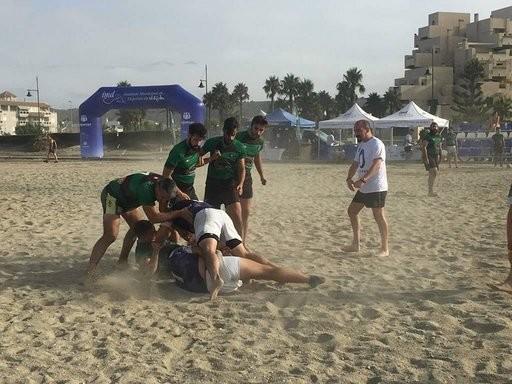 Camaradería, deporte e inclusión sobre la arena en el XVI Torneo de Rugby Playa en Almerimar