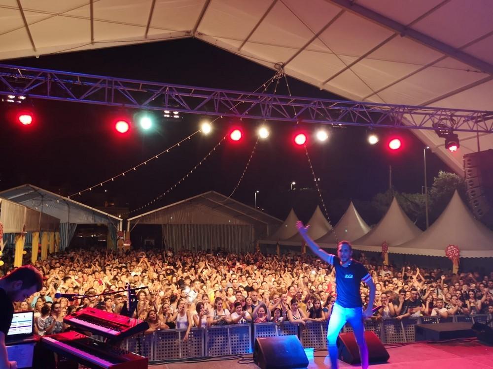 El Concierto Joven previo a la Feria de Adra reúne a miles de abderitanos en la Caseta Municipal