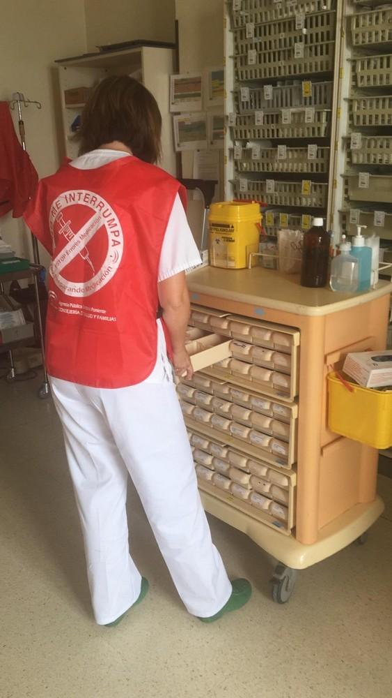El Hospital de Poniente impulsa el uso de chalecos identificativos para evitar errores en la medicación