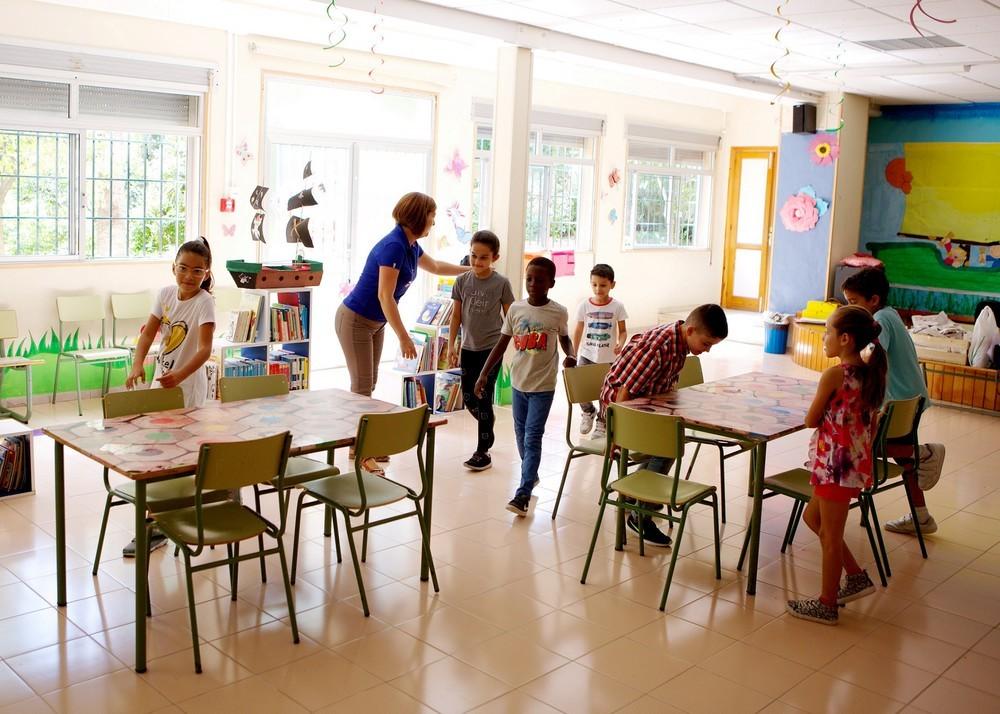 ‘la Caixa’ facilita material escolar a 70 niños de El Ejido en situación vulnerable