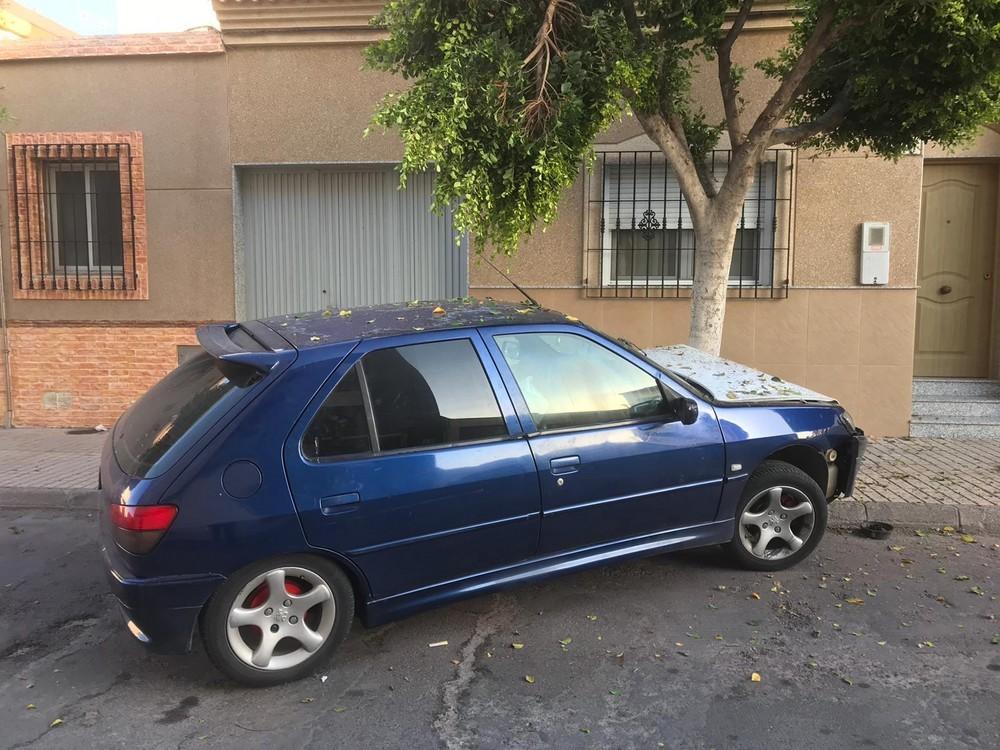 Un conductor colisiona contra un árbol en pleno casco urbano de Santa María del Águila