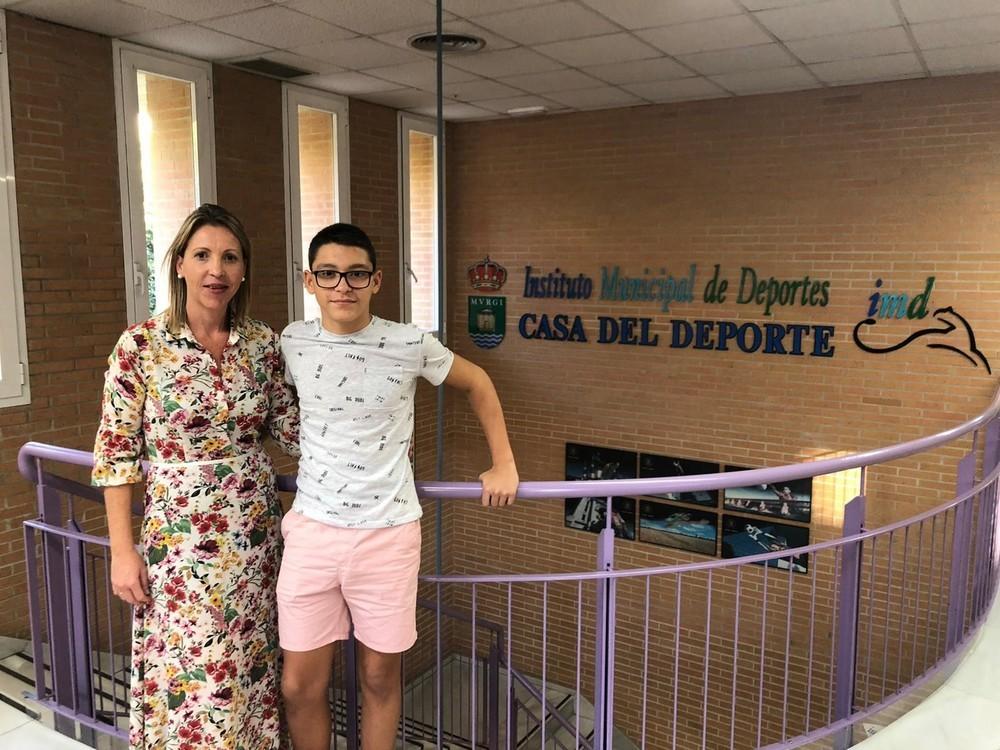 La edil de Deportes recibe al campeón de España de Muay Thai