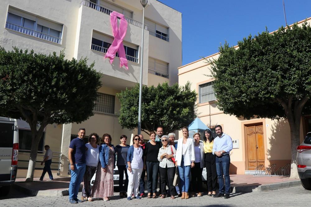 El Centro Asociativo Municipal luce en su fachada un gran lazo rosa a favor de la lucha contra el cáncer