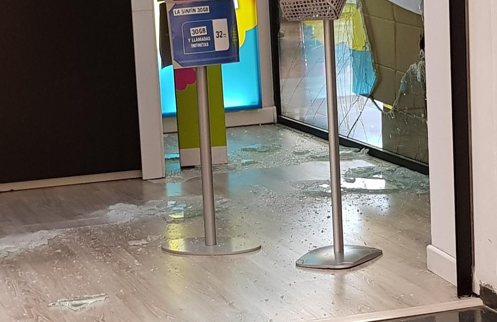 Rompen una de las puertas de acceso a COPO y asaltan el interior de dos tiendas