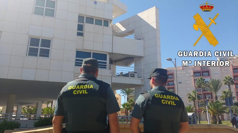 La Guardia Civil auxilia a una mujer y a su hija en una vivienda de Roquetas de Mar