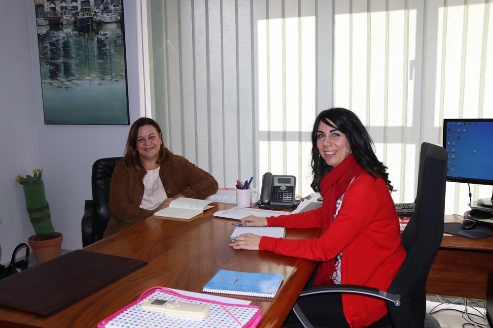 La edil de Servicios Sociales mantiene un encuentro con la presidenta del Colegio de Trabajo Social en Almería