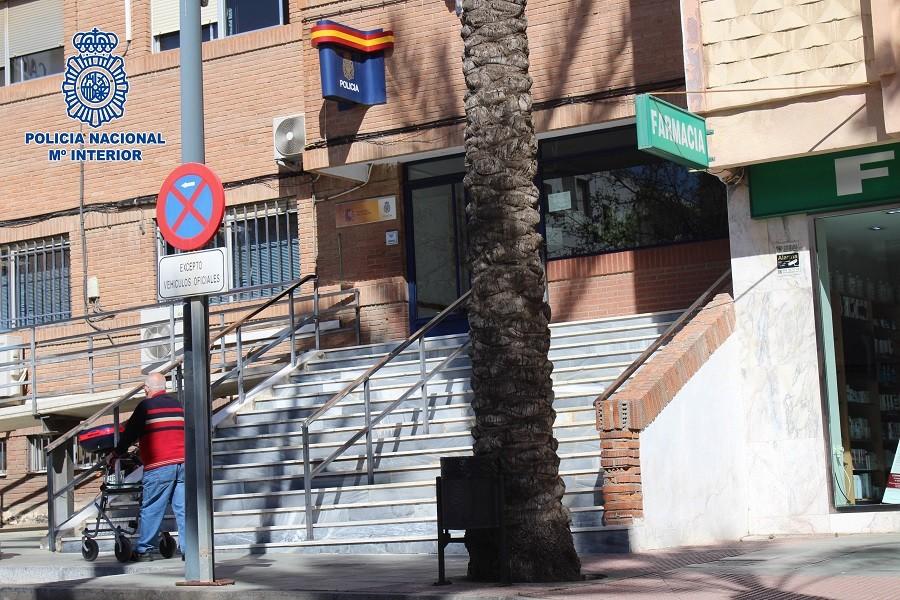 La Policía Nacional detiene en El Ejido a un MENA por dos robos con violencia