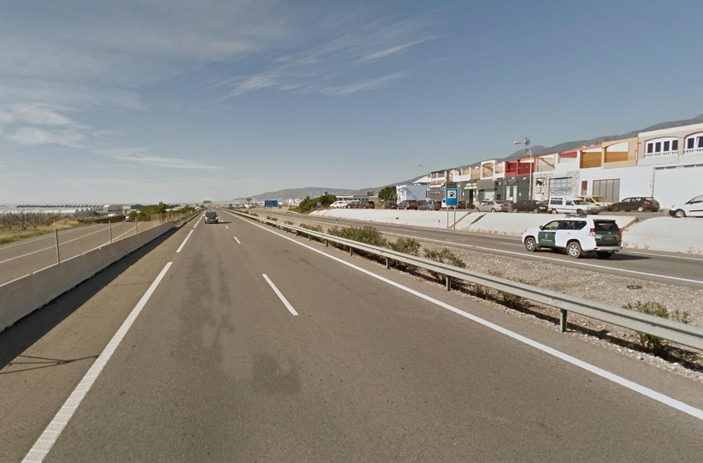 Colisión de tres vehículos y una moto en la A-7 a su paso por La Mojonera