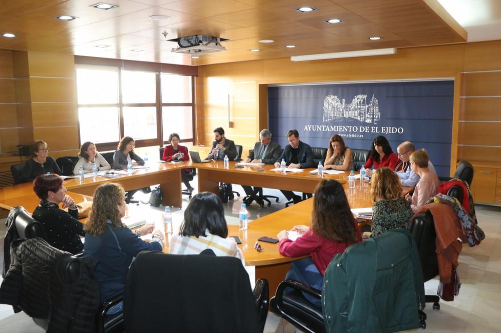 La mesa estratégica para el seguimiento de CaixaProinfancia se reúne para dar continuidad a este programa en El Ejido