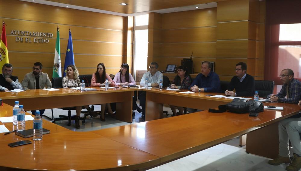 Francisco Góngora participa en un encuentro con responsables del Hospital de Poniente y Distrito Sanitario