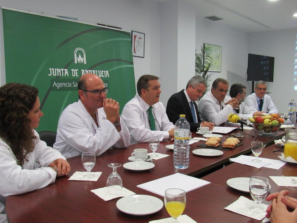 El Área de Cirugía del Hospital de Poniente implanta una nueva técnica para el tratamiento de la hernia inguinal