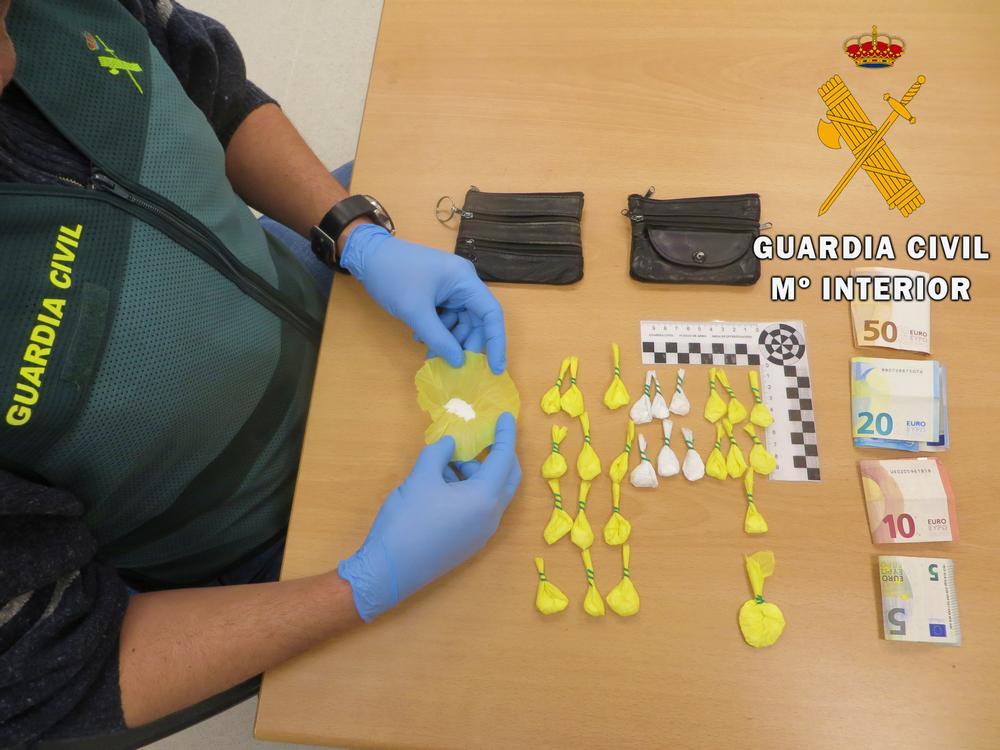 La Guardia Civil detiene a un activo vendedor de droga a domicilio en Adra