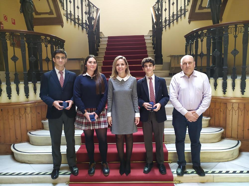 La delegada del Gobierno felicita al equipo del SEK Alboran subcampeón de España en debate económico