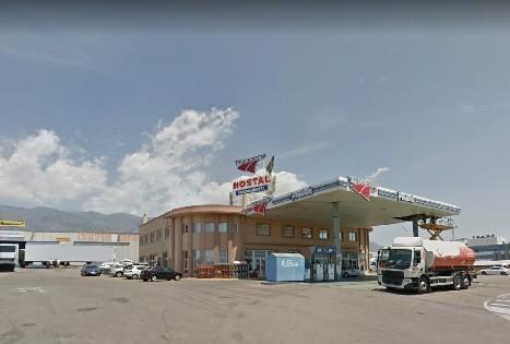 Los Bomberos del Poniente aseguran la marquesina de una estación de servicio que peligraba por el viento