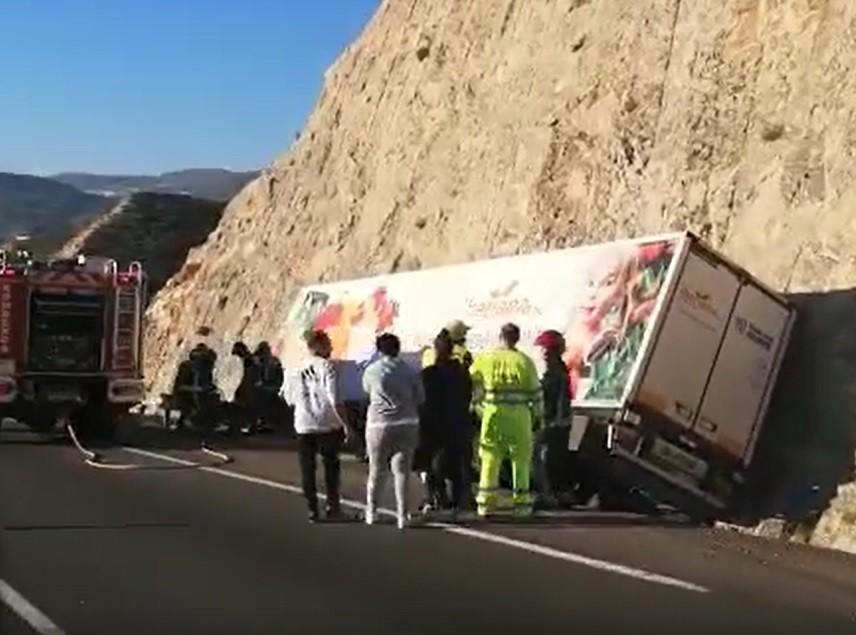 Cuatro mujeres de entre 18 y 42 años heridas por la salida de vía de un camión en la A-7, en Roquetas de Mar