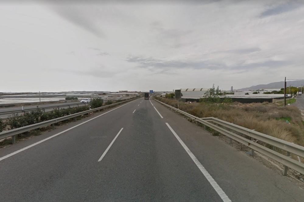 El vuelco de una furgoneta en la A-7 no deja heridos pero sí importantes atascos