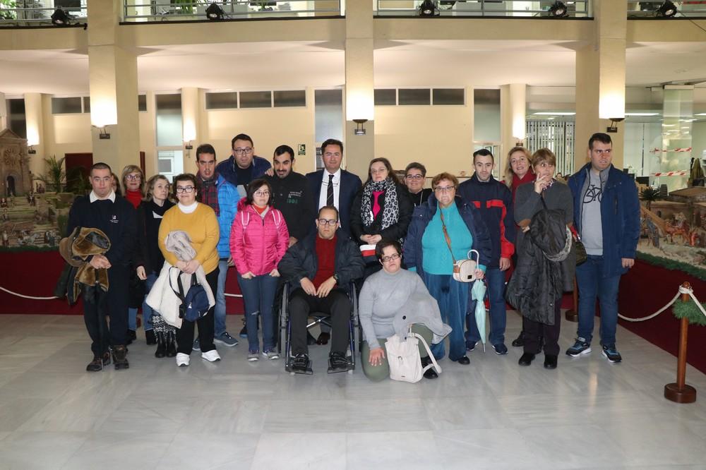 La Asociación ‘Activa Tu Ocio y Di Capacitados’ visita el Belén Municipal