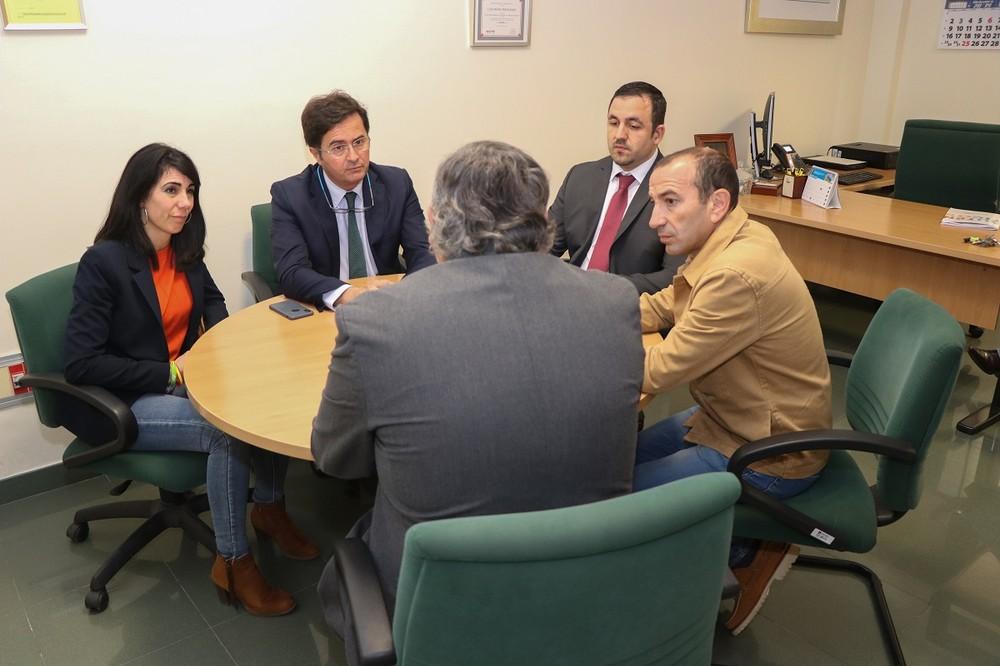 Ayuntamiento de El Ejido y ONCE estrechan lazos de colaboración para implantar medidas trasversales de actuación a favor de las personas con discapacidad visual