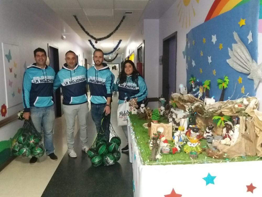 Miembros del Club Baloncesto La Mojonera entregan balones  y juguetes en el Hospital de Poniente
