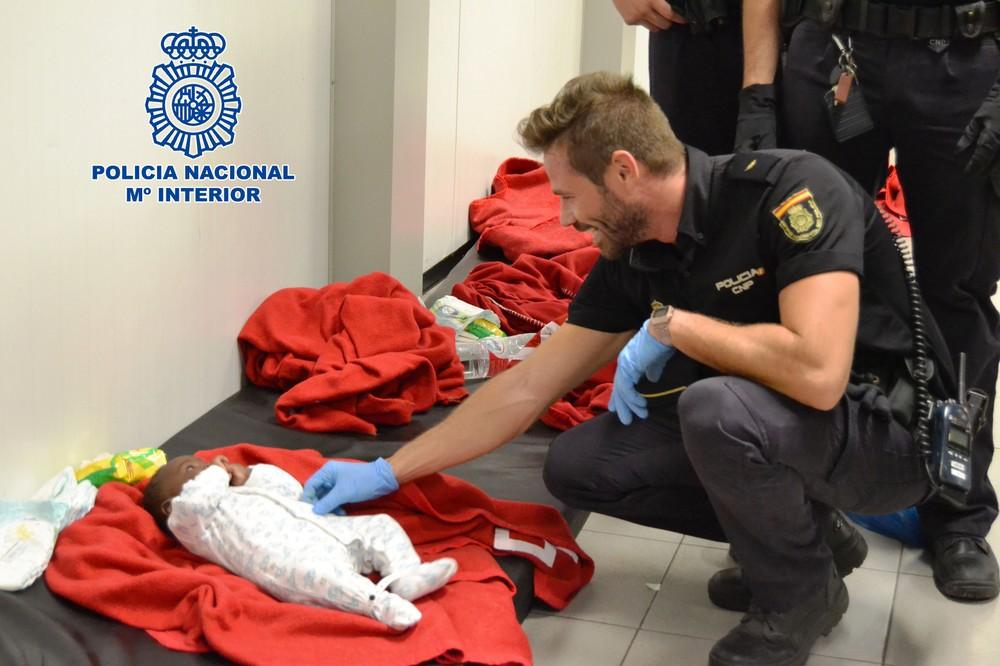 La Policía Nacional rescata a 6.472 personas que pretendían llegar a las costas de Almería