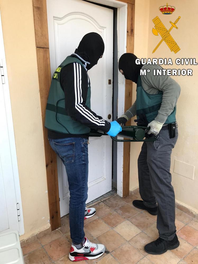 La Guardia Civil desmantela una plantación indoor de marihuana próxima a varios centros educativos de Roquetas de Mar y detiene a los autores