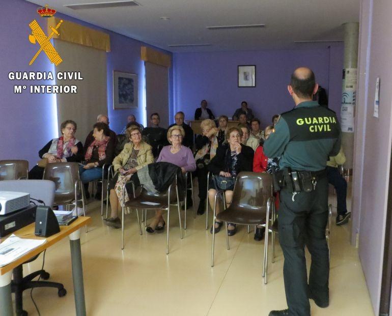 La Guardia Civil detiene al autor de dos robos con violencia a dos mujeres en Roquetas de Mar