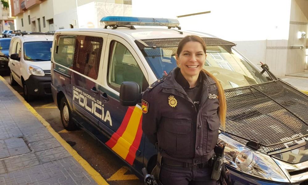 Una Policía Nacional salva la vida a una mujer en El Ejido que amenazó con tirarse por su balcón