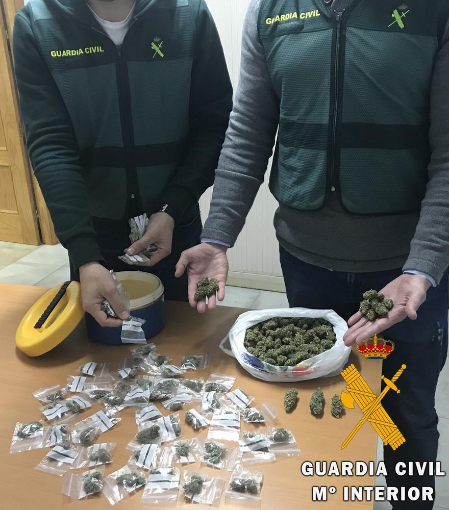 La Guardia Civil desmantela un activo punto de venta de droga en una vivienda de Roquetas