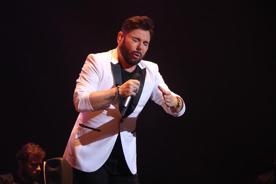 El Miguel Poveda más “Íntimo”pone en pie al público de El Ejido con un viaje por el flamenco, la poesía y la copla